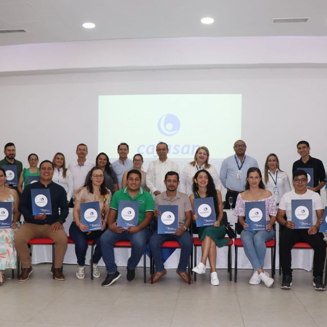 Fotografia de las 18 personas qeu recibieron el subsidio de vivienda en Cajasan