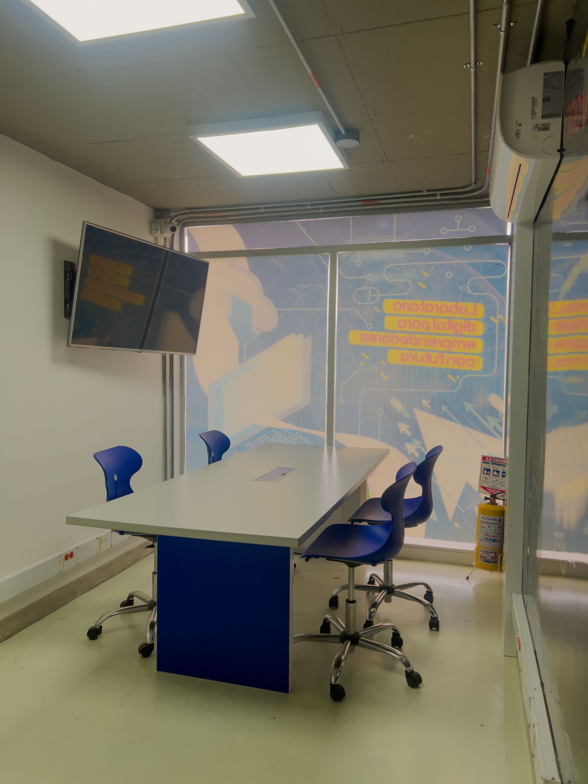 Sala de Emprendimiento - Bibioteca Cajasan