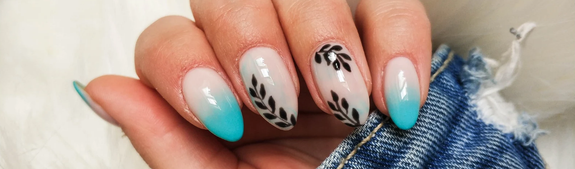Pinceladas en uñas