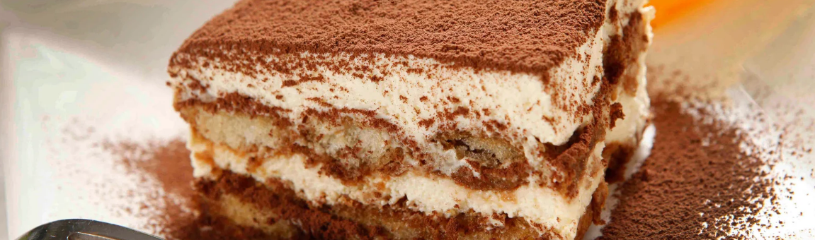 Postres: tiramisú, mousse de curuba, mini Pavlova