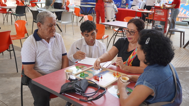 Toma de signos vitales y tamizaje a pensionados