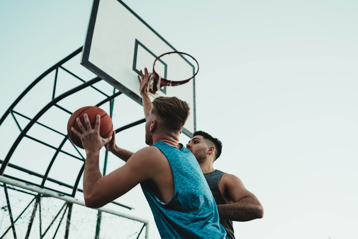 imagen de hombres con un balón de basketball