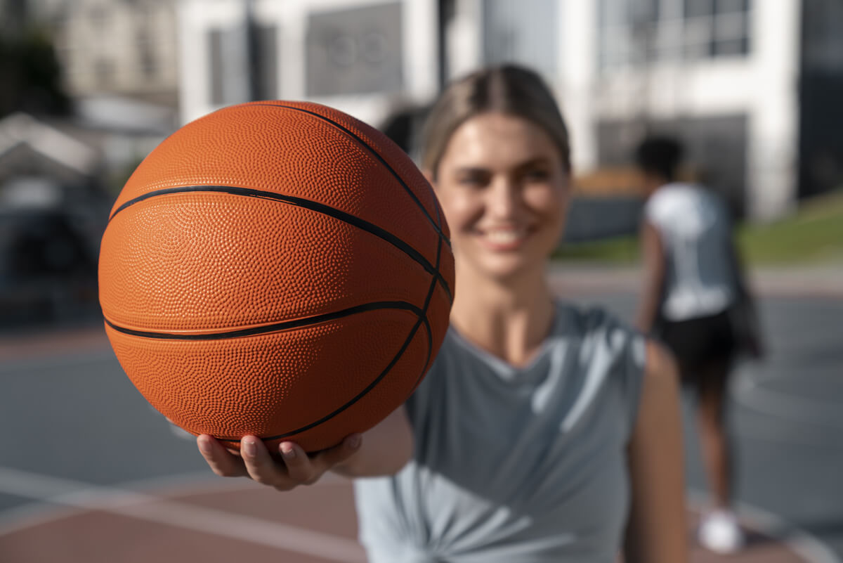 imagen de mujer con un balón de basketball