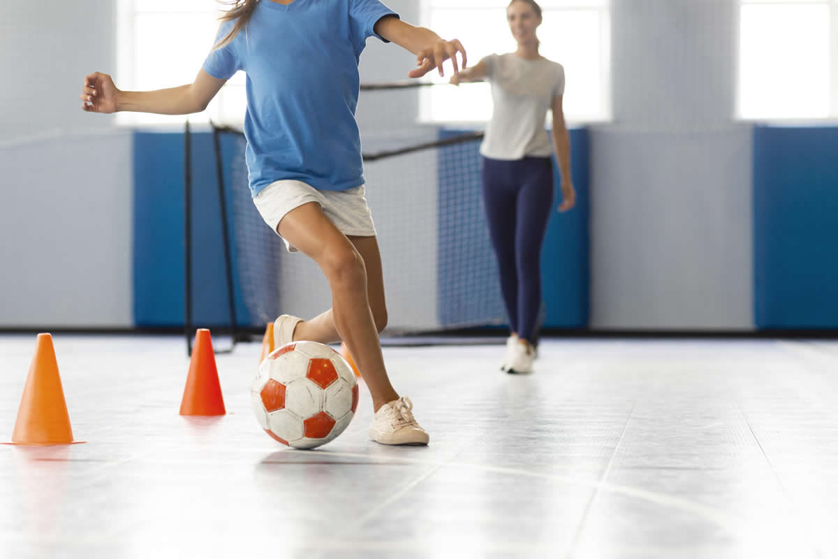 imagen de mujer con un balón de futbol