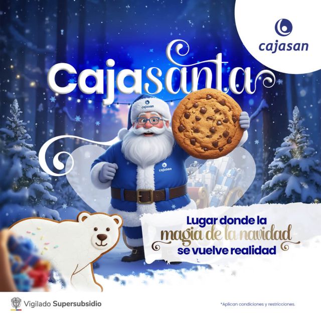 Santa azul de Cajasan sosteniendo una galleta en un ambiente navideño nevado, invitando a vivir la magia de la Navidad en Cajasan