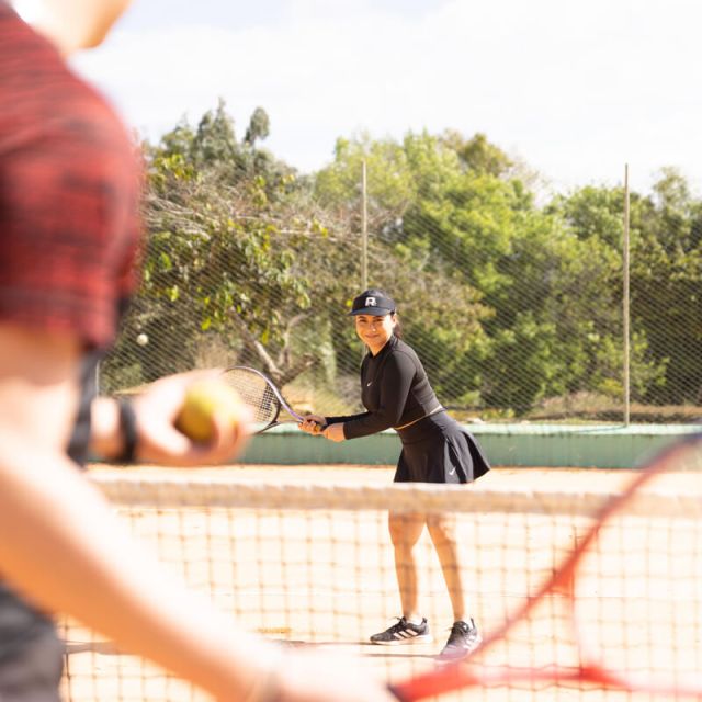 Fotografía de mujeres jugando tenis