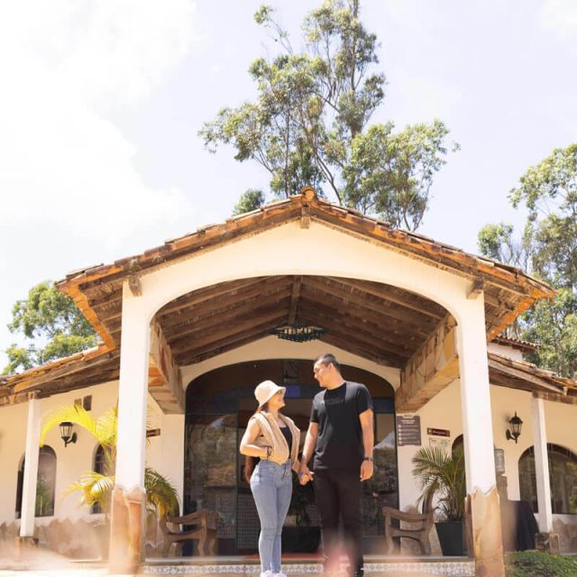Pareja en entrada colonial de acuarela, rodeados de naturaleza