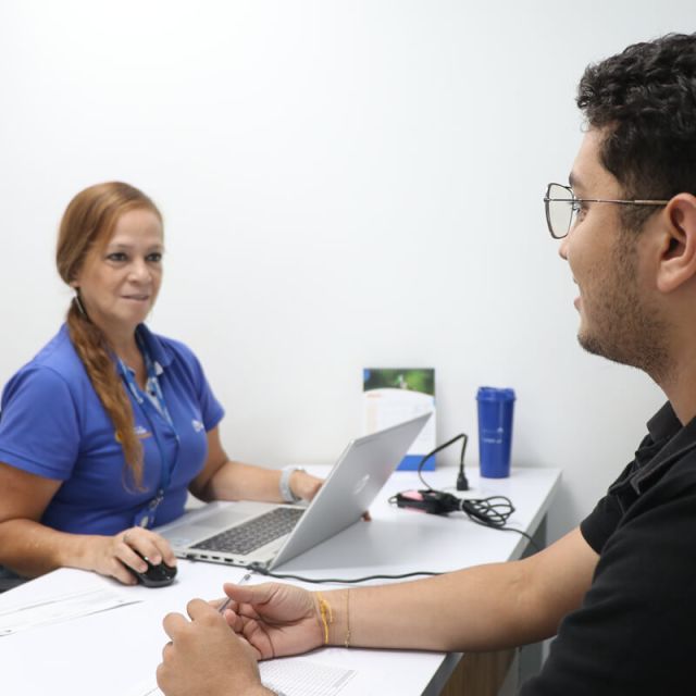 Fotografía niño tocando guitarra