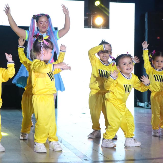 imagen de niños bailando