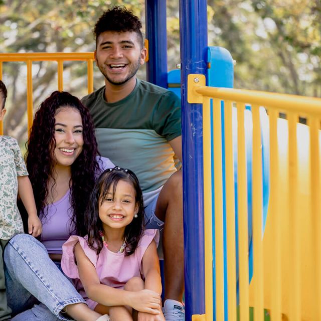 Fotografía niño tocando guitarra