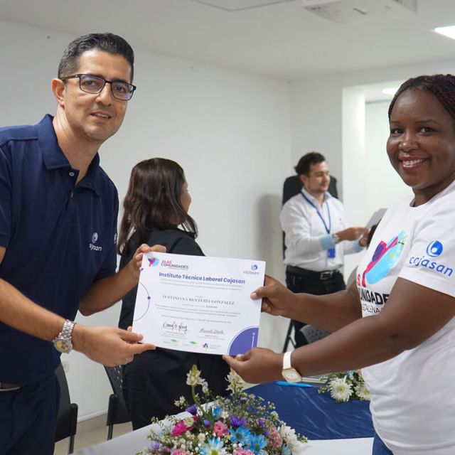 Grupo de mujeres emprendedoras del Magdalena Medio sostienen certificados del Instituto Técnico Laboral Cajasan como parte del programa Alas Comunidades