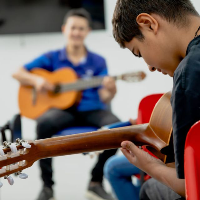 Fotografía niño tocando guitarra