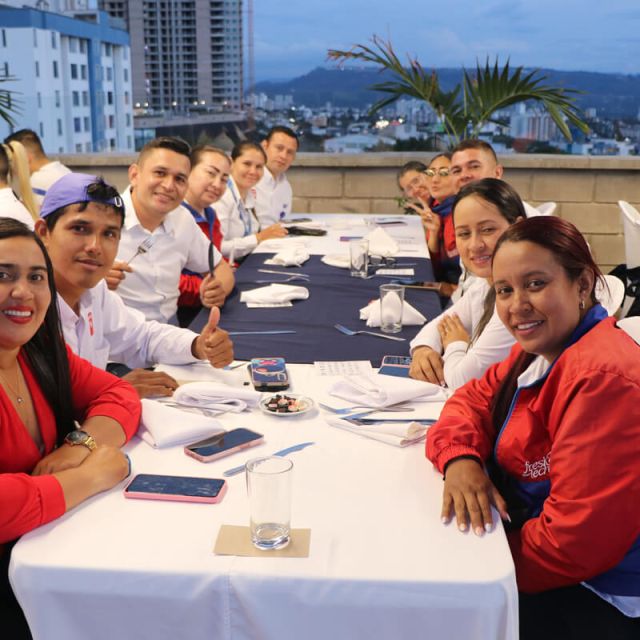 imagen de grupo de trabajadores disfrutando de un almuerzo