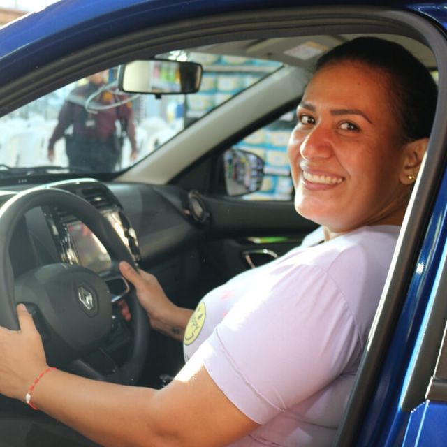 Cindy Martínez, ganadora del Renault Kwid 2025 por su fidelidad con Supermercados Cajasan, sonríe al volante tras el sorteo realizado en Puerta del Sol