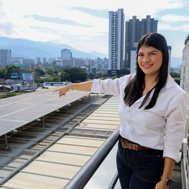 imagen de mujer señalando paneles solares
