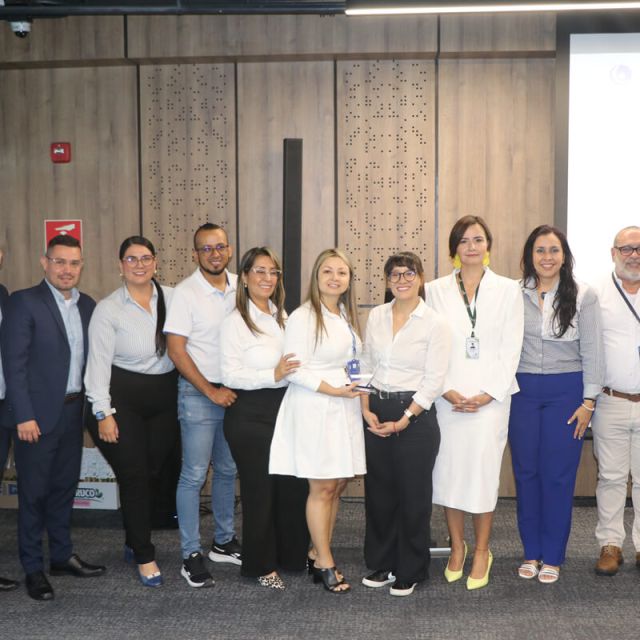 Equipo de colaboradores de Cajasan reunidos en un evento institucional