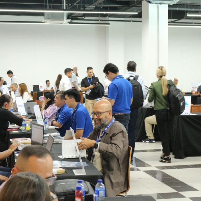 Empresarios y afiliados en mesas de negociación durante las Macrorruedas de Negocio Cajasan 2025