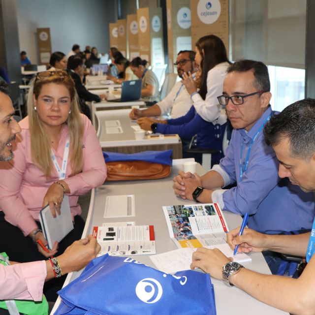 varias personas orientandose sobre la actividad