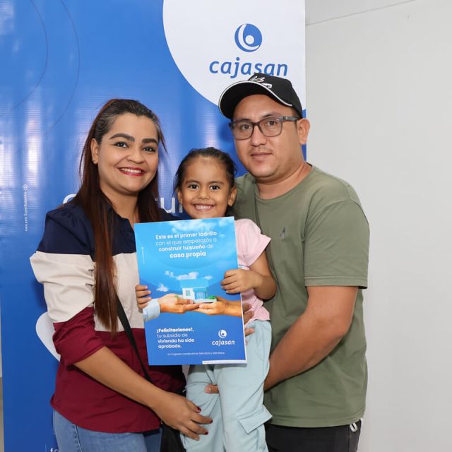Fotografía niño tocando guitarra