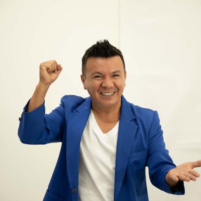 Un hombre demostrando su tencidad