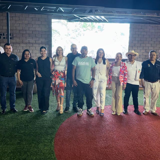 Participantes y organizadores en Topocoro Green Race Cajasan, evento deportivo sostenible en Santander, promoviendo conciencia ambiental y turismo local.