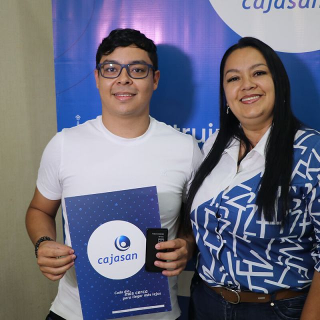 Beneficiario del subsidio familiar de vivienda Cajasan 2026 recibiendo orientación para acceder a vivienda propia en Colombia