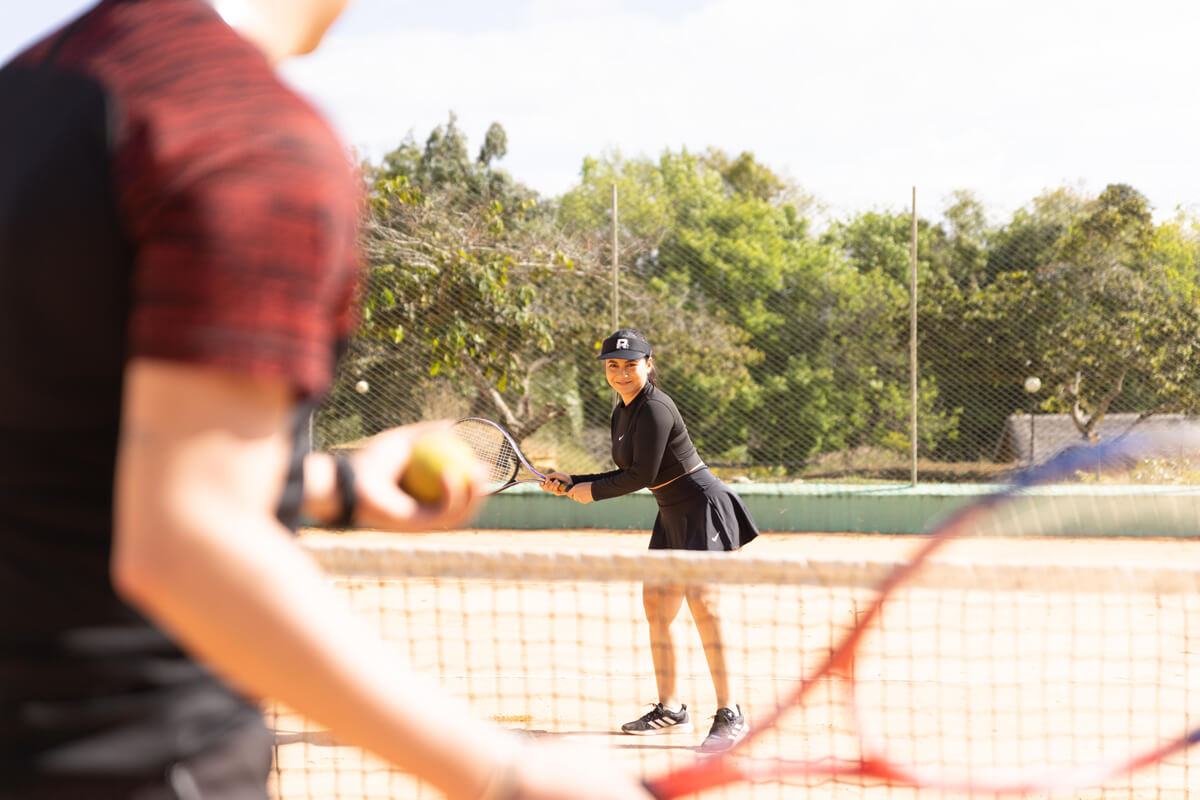 Fotografía de mujeres jugando tenis