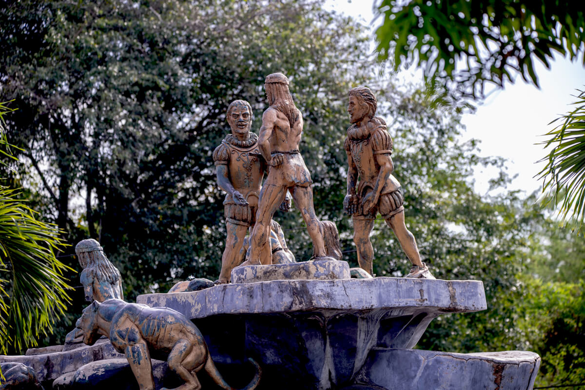 Escultura en Cimitarra, Santander, que representa el encuentro de culturas y la historia local, ubicada en un parque natural rodeado de árboles