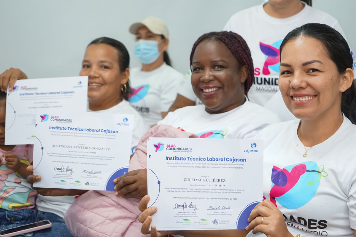 Entrega de certificación a mujer emprendedora del Magdalena Medio en evento institucional del programa Alas Comunidades de Cajasan