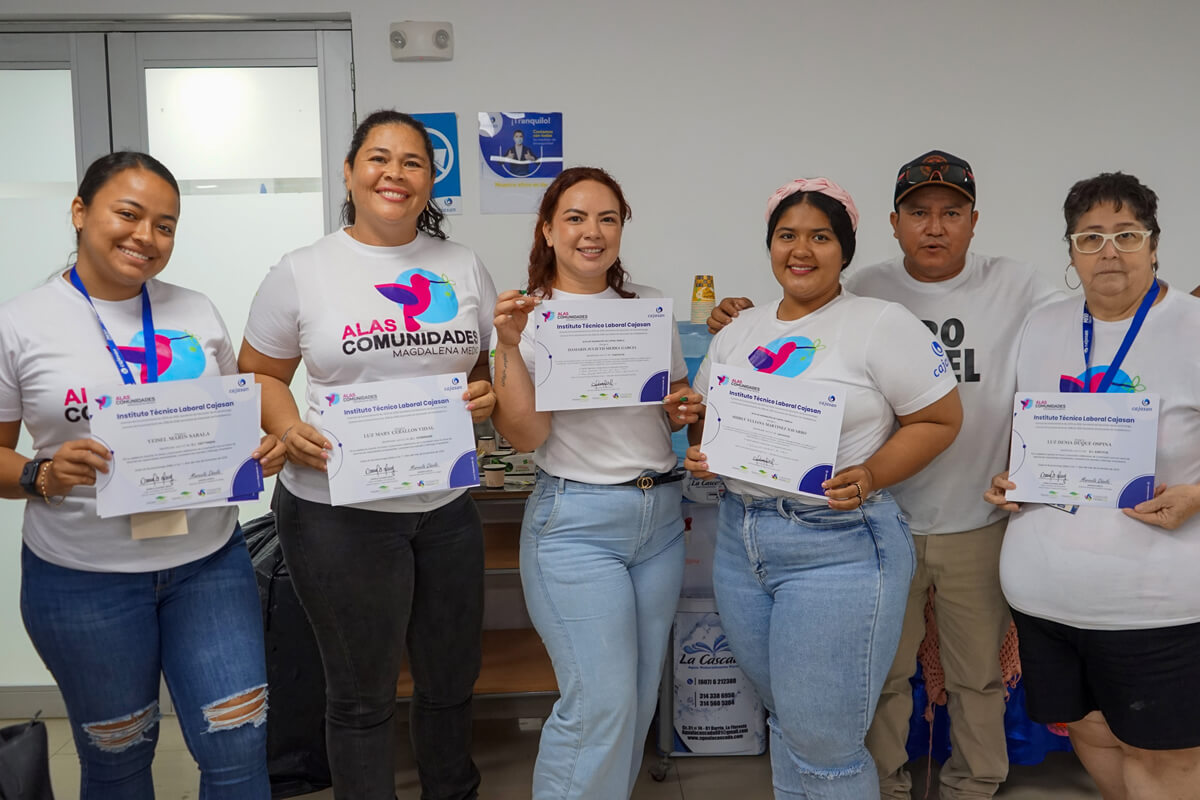 Mujeres emprendedoras del Magdalena Medio exhiben sus certificados del Instituto Técnico Laboral Cajasan tras finalizar su proceso de formación