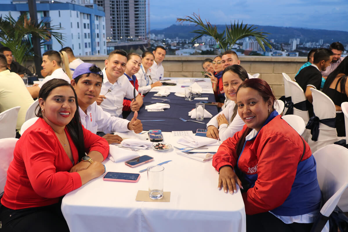 imagen de grupo de trabajadores disfrutando de un almuerzo