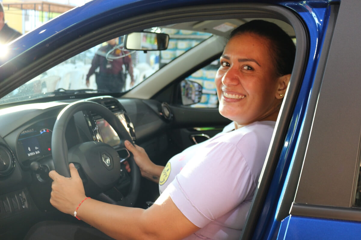 Cindy Martínez, ganadora del Renault Kwid 2025 por su fidelidad con Supermercados Cajasan, sonríe al volante tras el sorteo realizado en Puerta del Sol