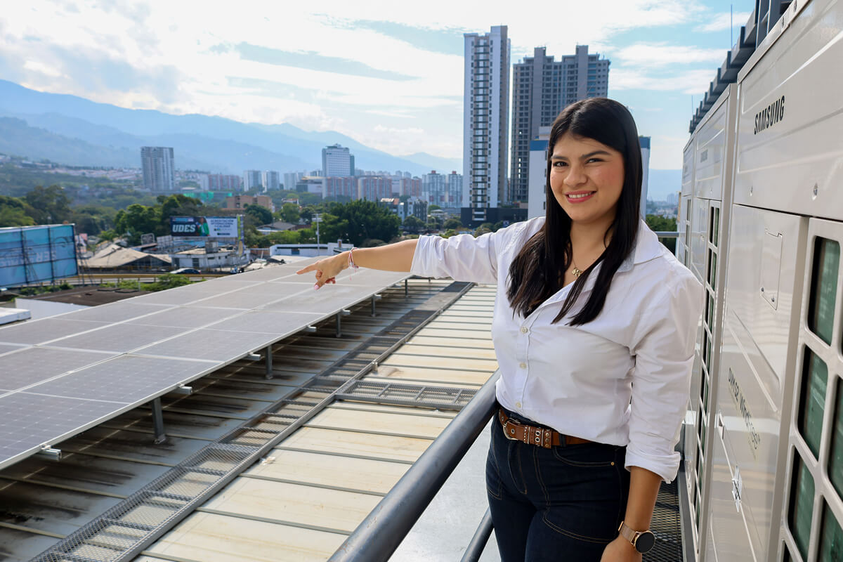 imagen de mujer señalando paneles solares