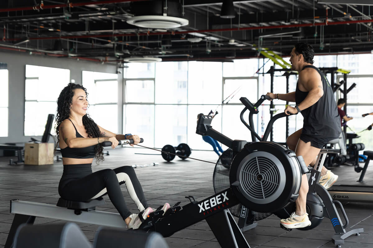 afiliados disfrutando de las instalaciones del gimnasio en el Parque Recreacional Cajasan, equipado con máquinas de última tecnología