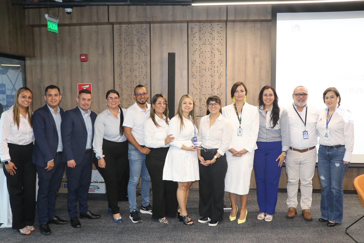 Equipo de colaboradores de Cajasan reunidos en un evento institucional