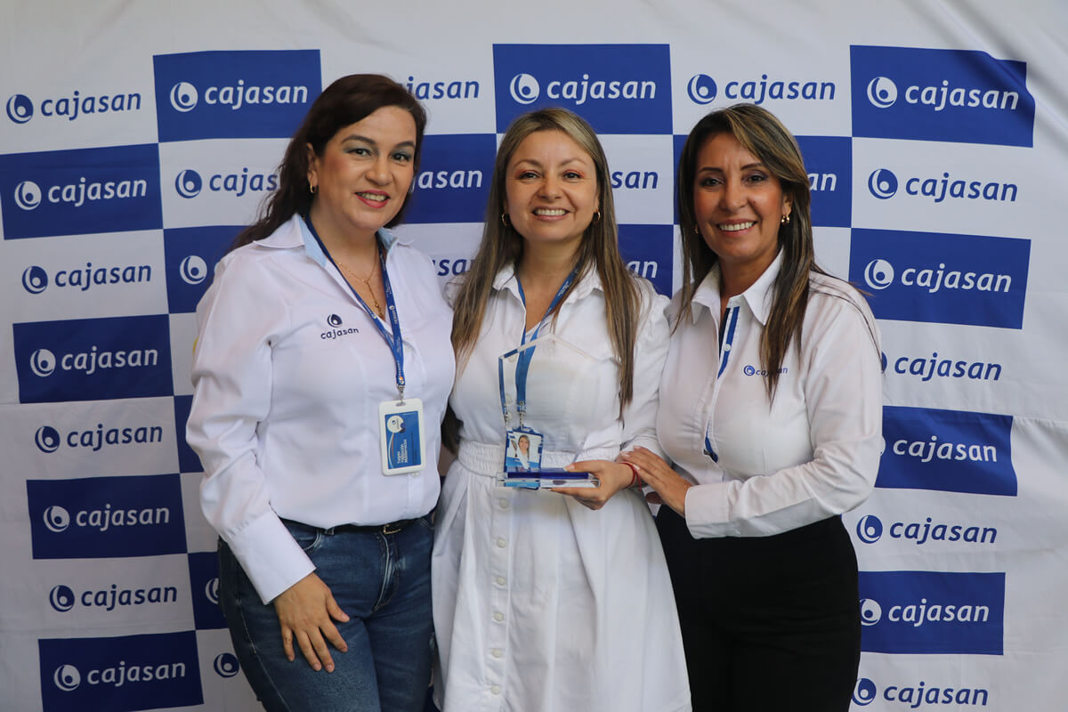 Colaboradoras de Cajasan posan con reconocimiento en el evento Integridad que trasciend