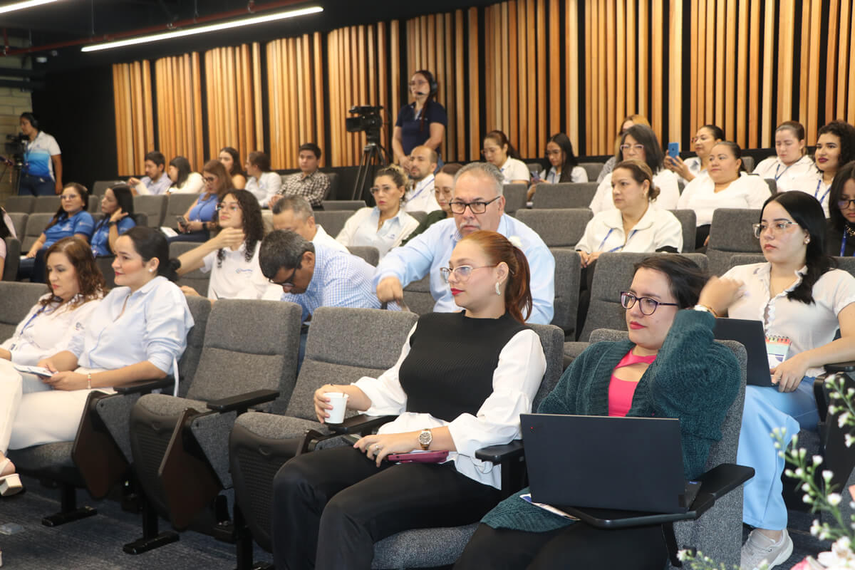 Colaboradores de Cajasan en capacitación