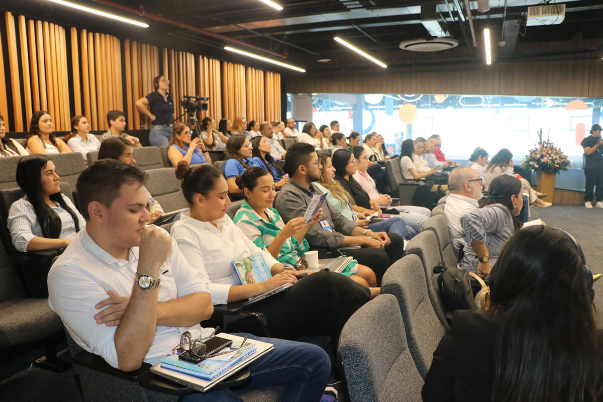 Asistentes atentos en jornada de integridad