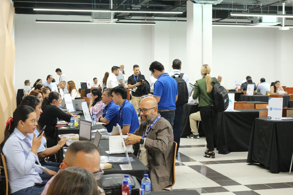 Empresarios y afiliados en mesas de negociación durante las Macrorruedas de Negocio Cajasan 2025