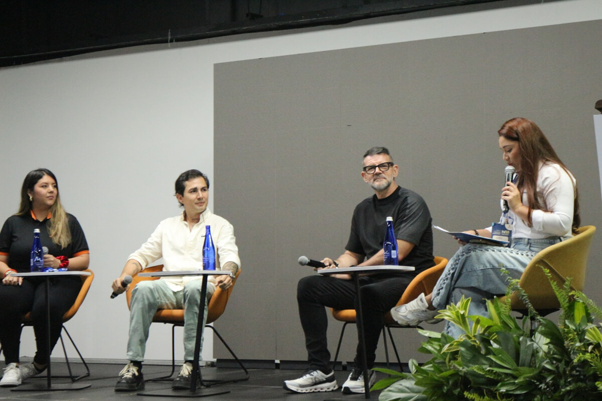 Empresarios y afiliados en mesas de negociación durante las Macrorruedas de Negocio Cajasan 2025