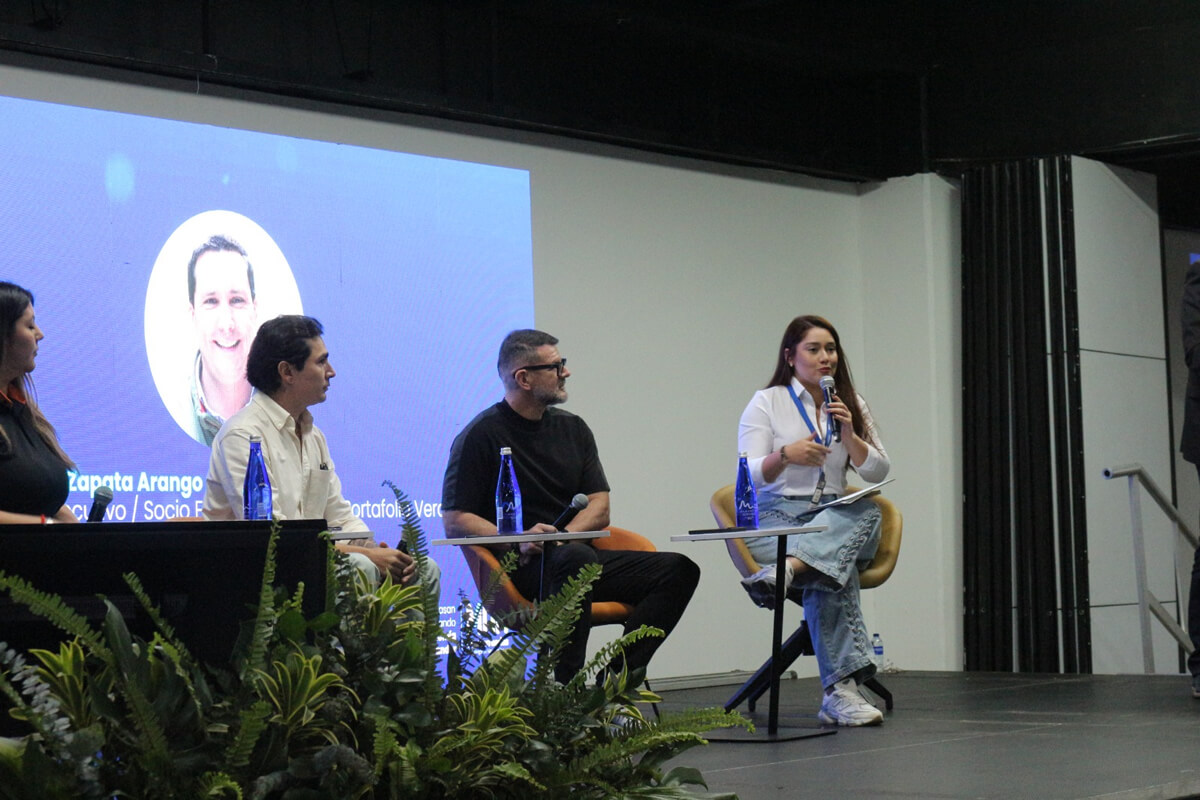 Empresarios y afiliados en mesas de negociación durante las Macrorruedas de Negocio Cajasan 2025