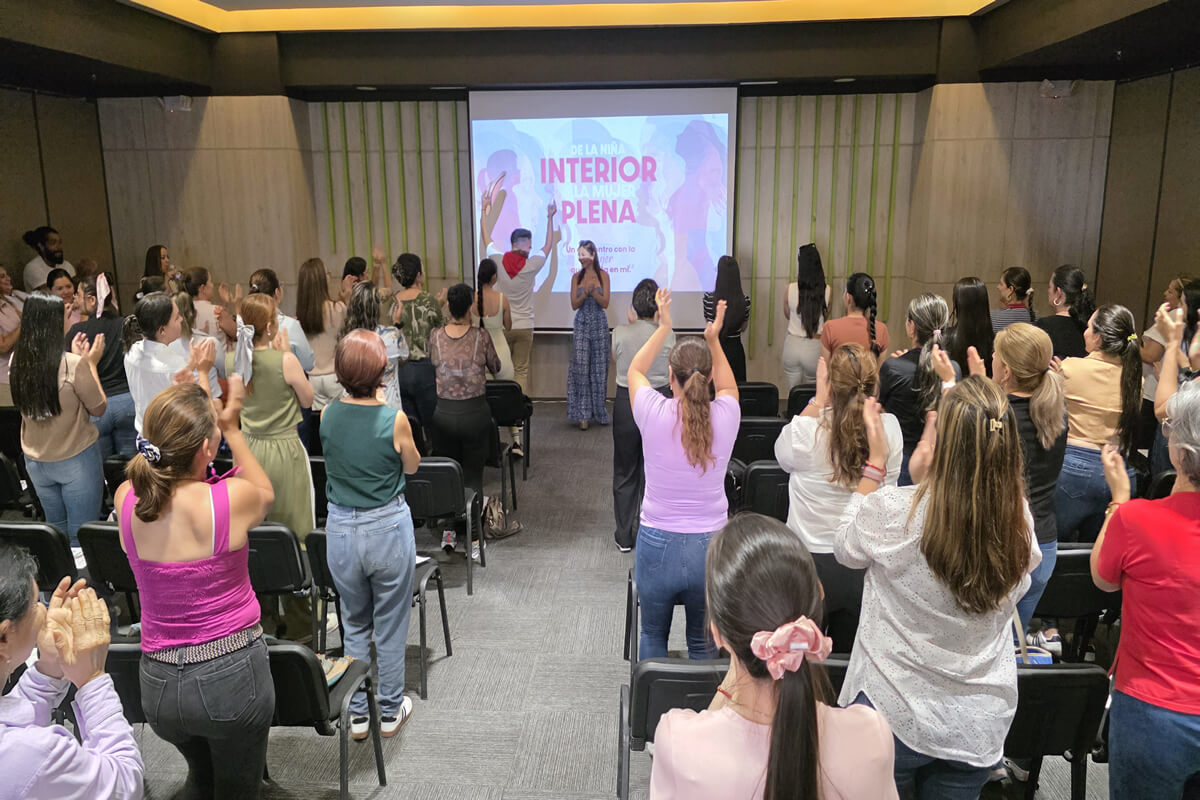 mujeres en taller femenino
