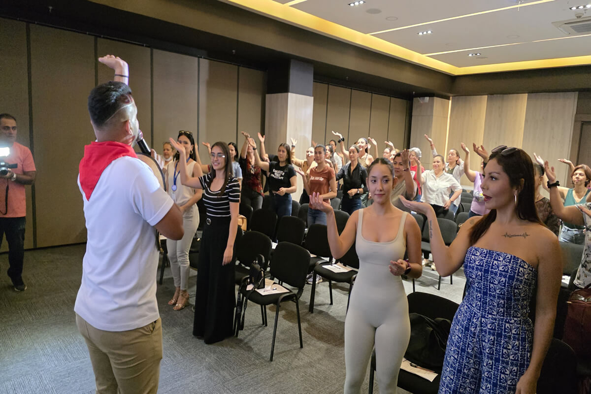 mujeres en taller cajasan