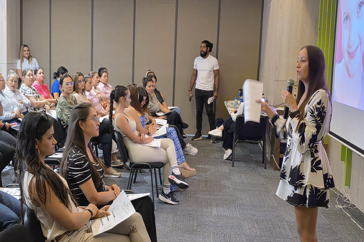 mujeres en taller cajasan