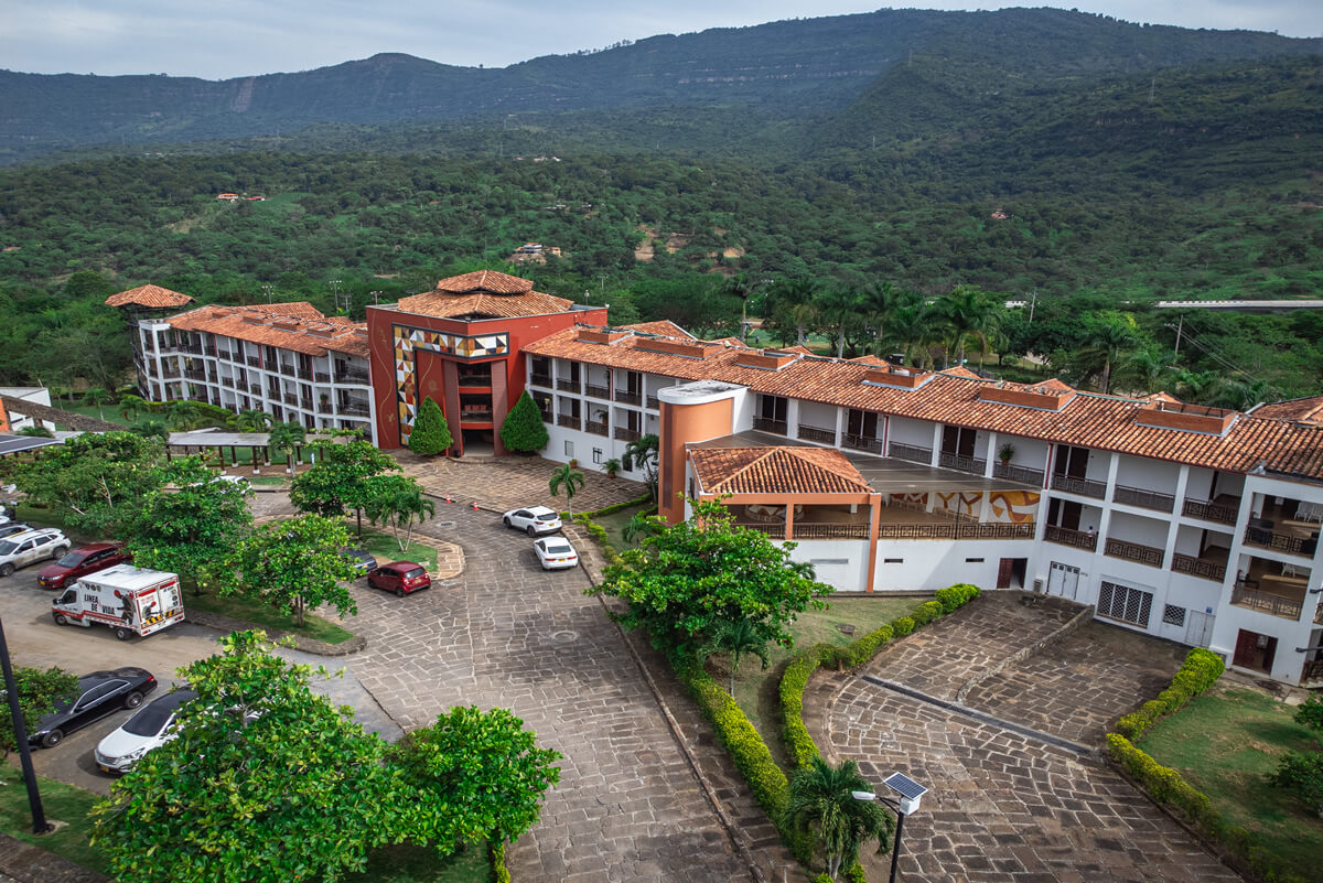 Vista panorámica del Hotel Mundo Guarigua en el municipio de San Gil, rodeado de montañas y naturaleza, ideal para el descanso y el turismo