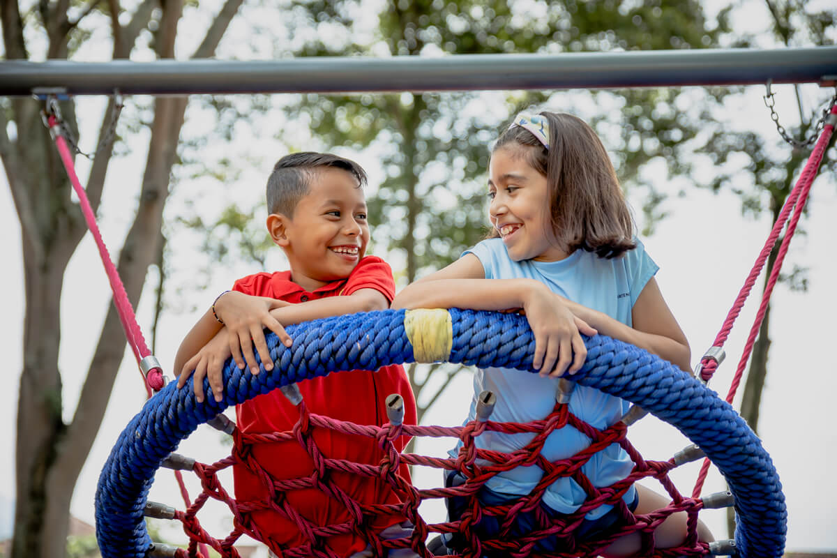 Niños disfrutando en los juegos del Centro Recreacional Campoalegre de Cajasan, promoviendo la recreación infantil en espacios seguros y felices
