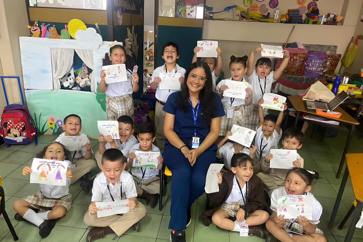 Niños felices aprendiendo y creando en los programas educativos de Cajasan