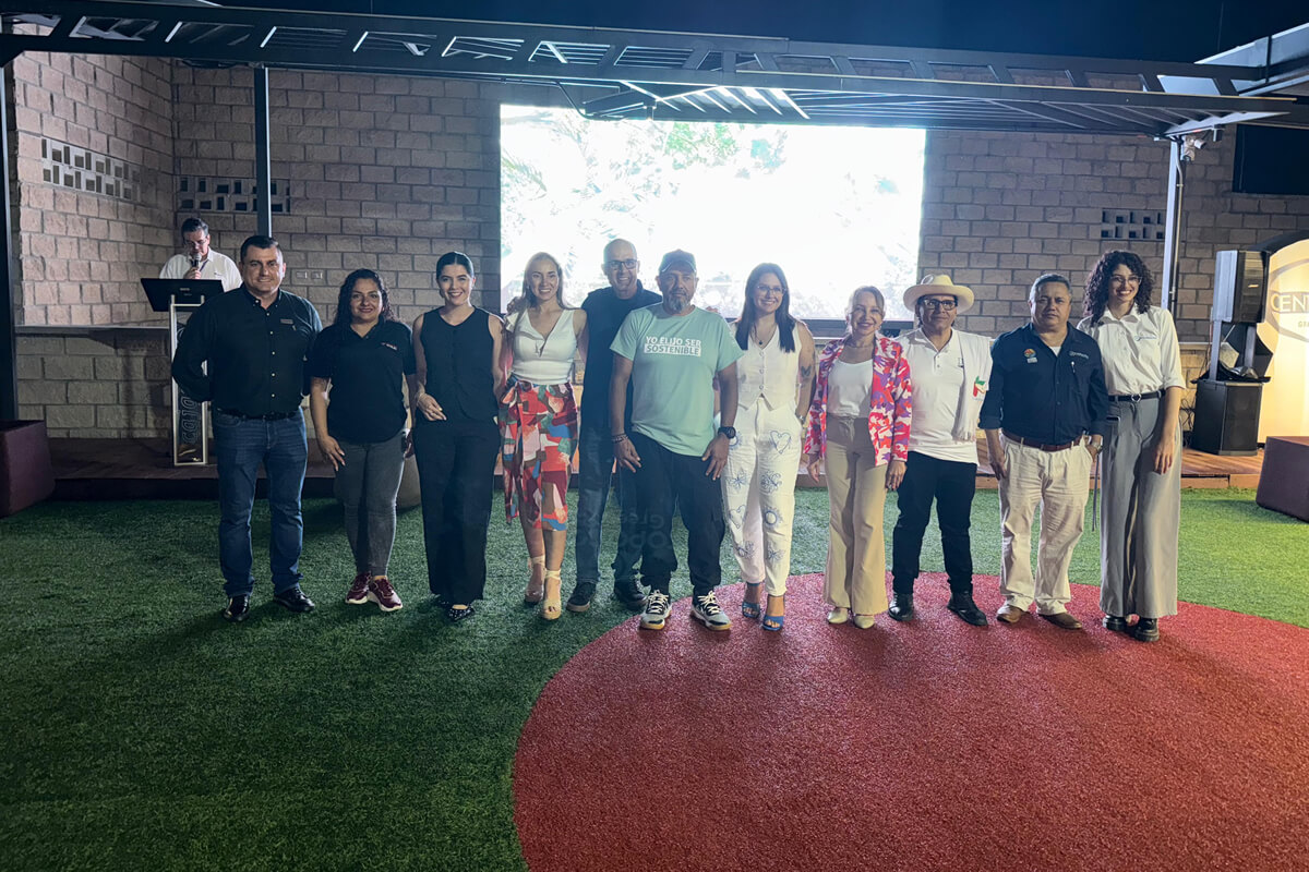 Participantes y organizadores en Topocoro Green Race Cajasan, evento deportivo sostenible en Santander, promoviendo conciencia ambiental y turismo local.