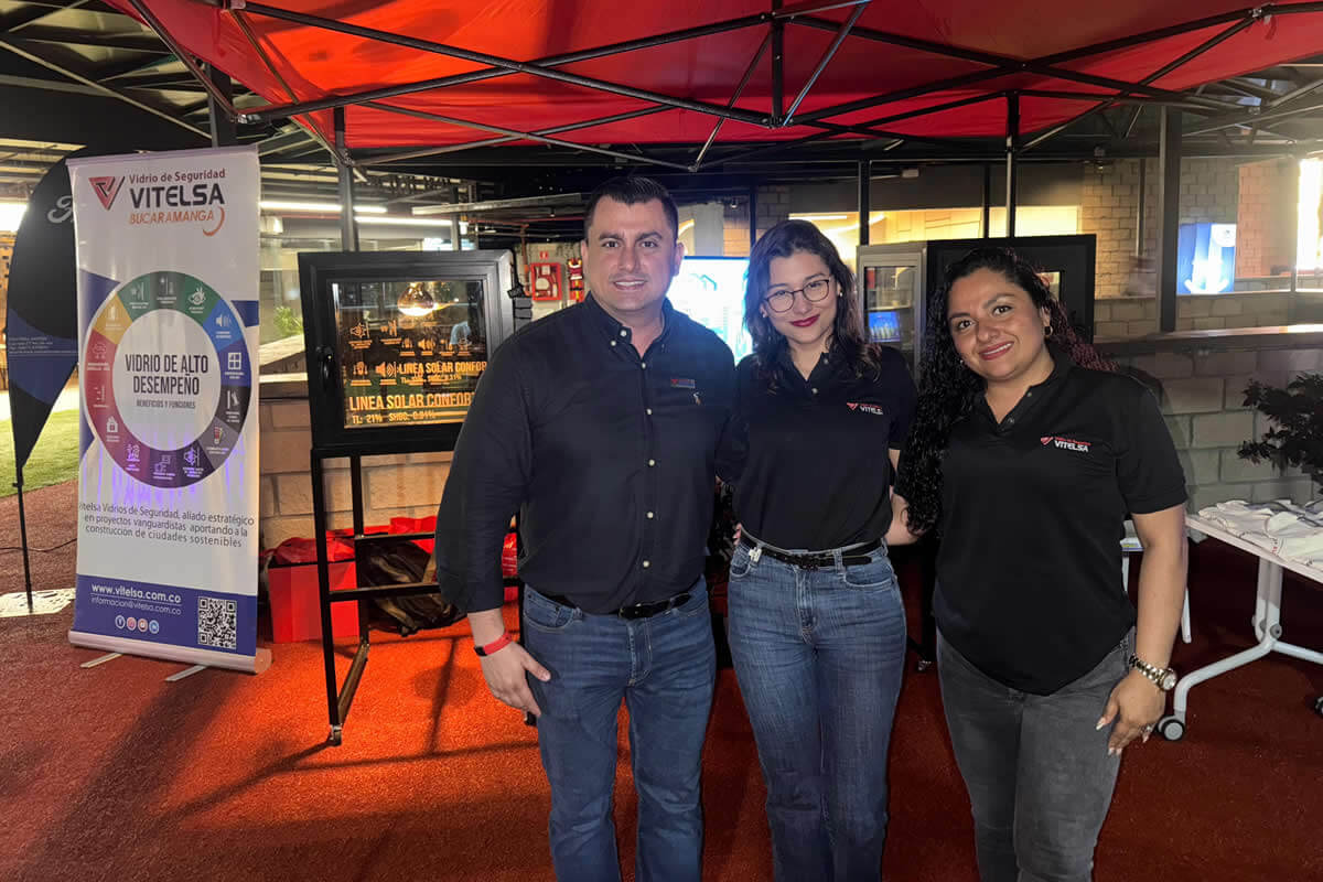 Participantes y organizadores en Topocoro Green Race Cajasan, evento deportivo sostenible en Santander, promoviendo conciencia ambiental y turismo local.