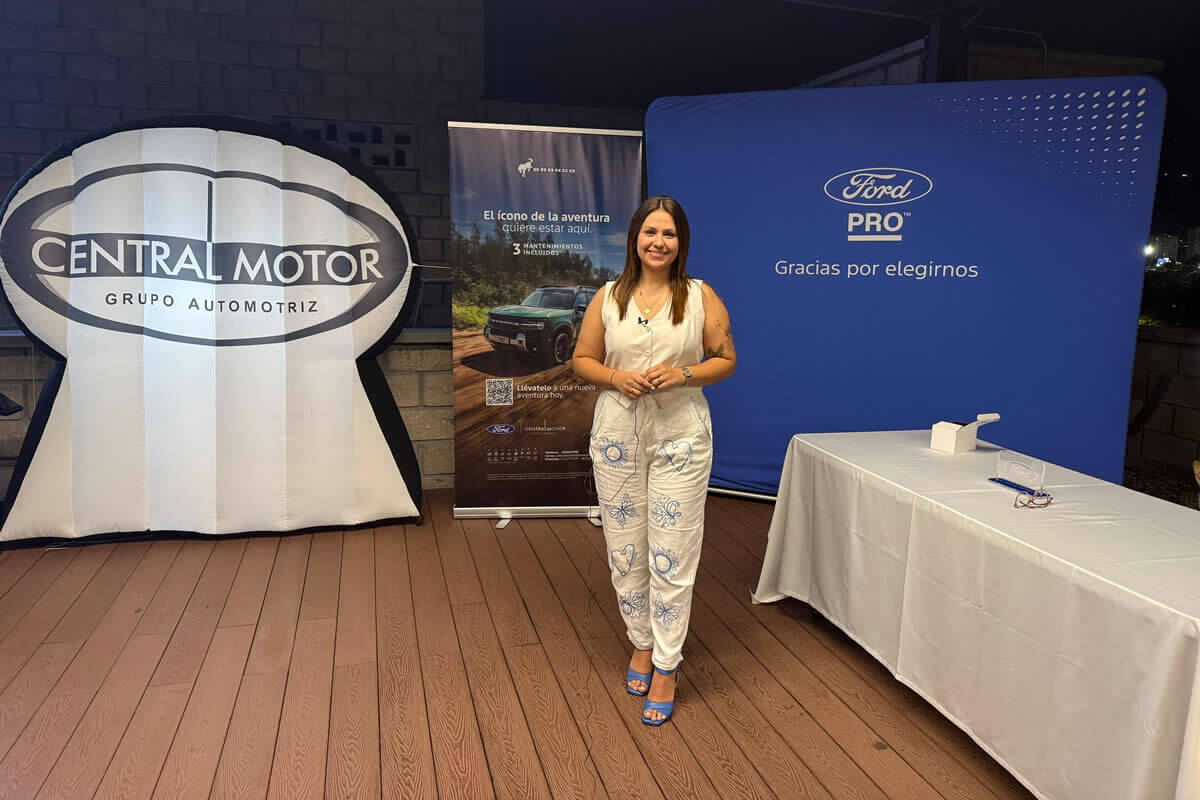 Participantes y organizadores en Topocoro Green Race Cajasan, evento deportivo sostenible en Santander, promoviendo conciencia ambiental y turismo local.